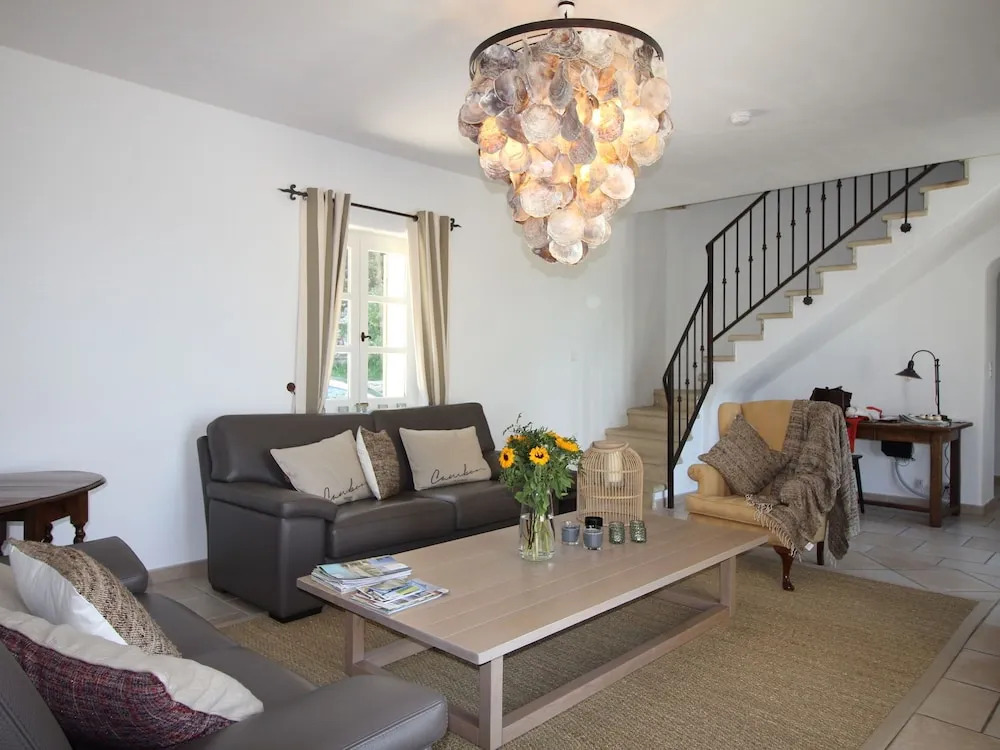 Beautiful, renovated Bastide with private pool and panoramic views, 3km from Apt