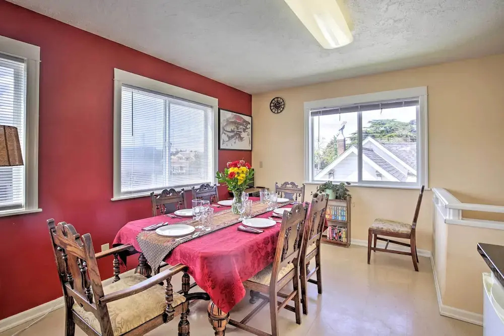 Waldport Townhome w/ Dog Run on Alsea Bay!