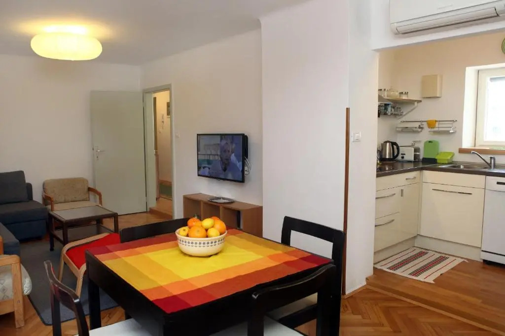 Spacious Piran Central Apartment for 5 Pax BG