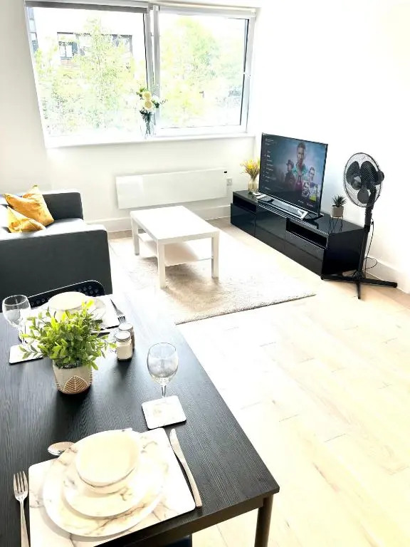 Luxurious MK City apartment- walk to train station