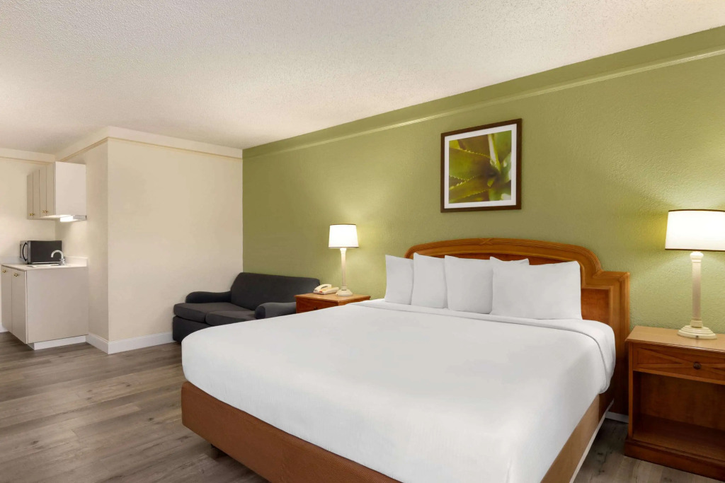 Baymont by Wyndham Intl Speedway I-95 Daytona Beach