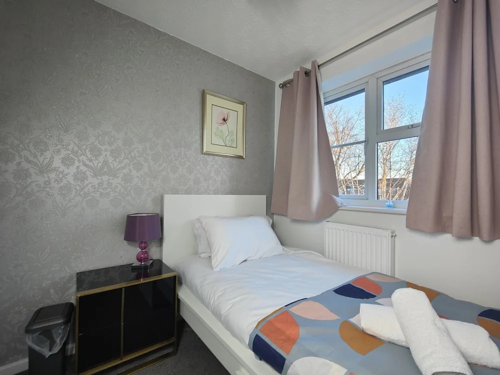 3 Bed House - Sleeps 7 - Garden - Parking - Wifi