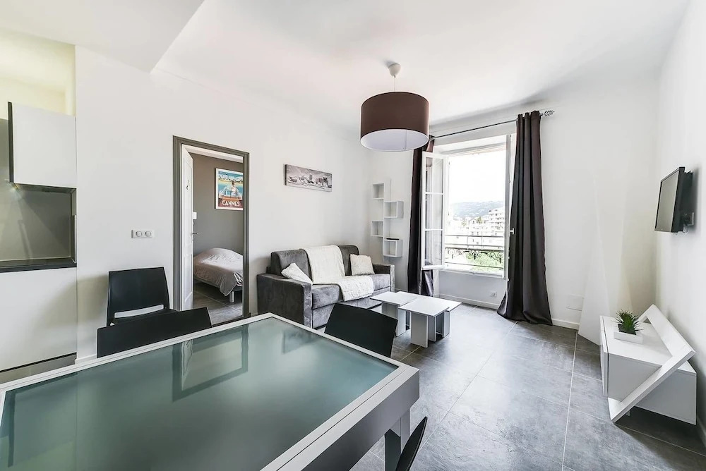 Beautiful Modern Apartment for 4 People in Cannes!