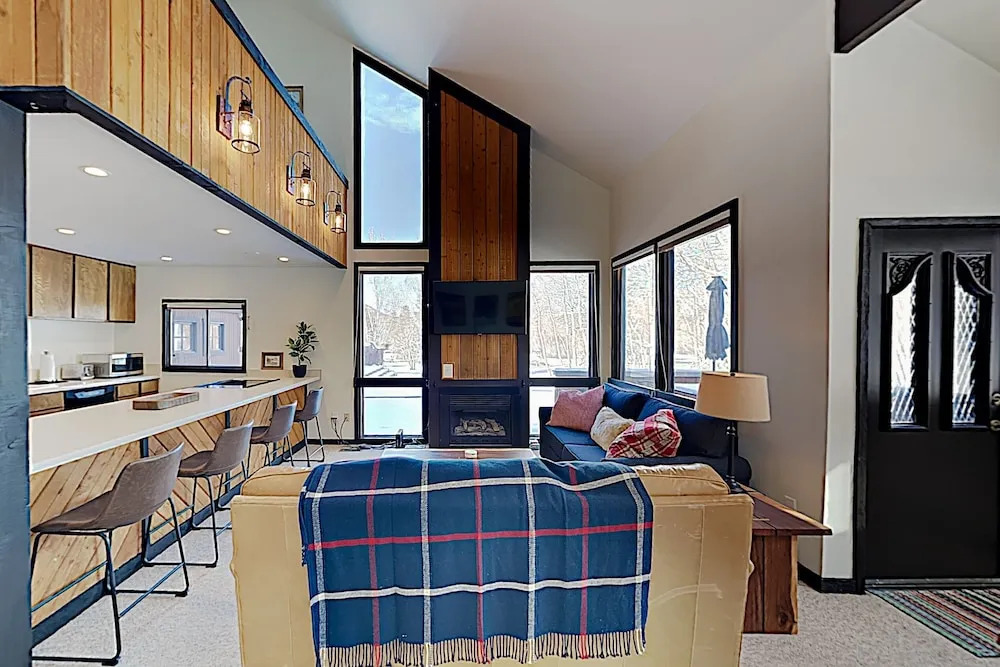 New Listing! Chic W/ Pool - Walk To Lifts 2 Bedroom Condo