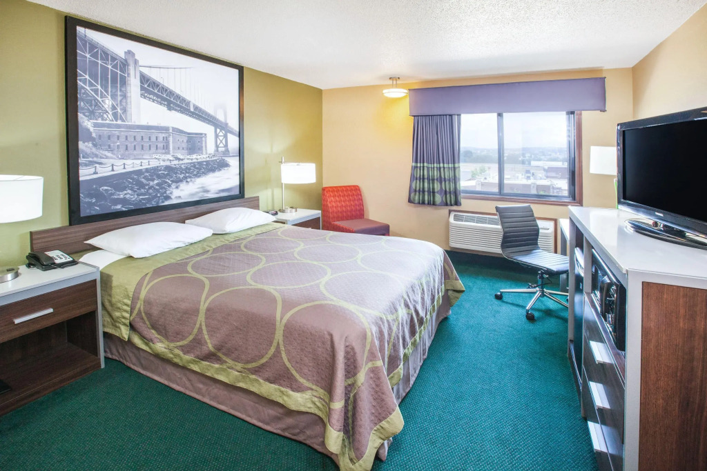 Super 8 by Wyndham Van Buren/Ft. Smith Area