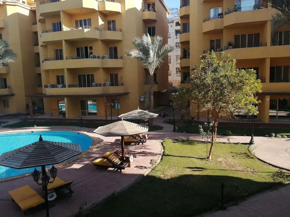 Amazing Pool View 2 BDR at British Resort