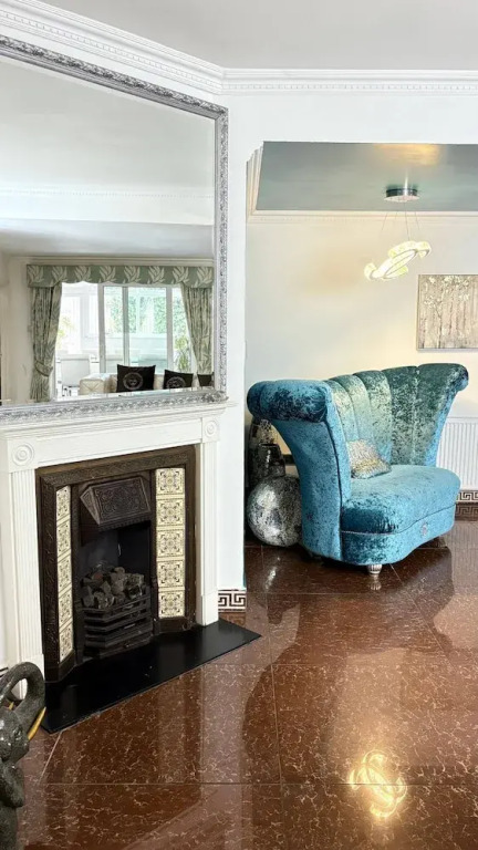 Luxurious West London Retreat With Hot Tubs & Easy Access to Central London