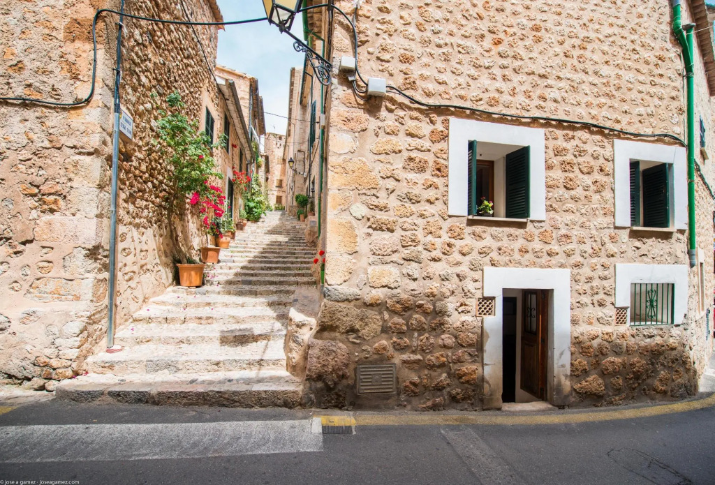 CAN MATEU - Chalet with terrace amidst the Tramuntana mountain range, a few km from Biniaraix  and Fornalutx. Free WiFi