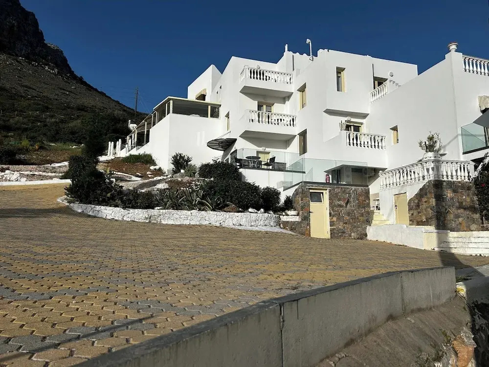 Apartment - Sleeps 10 - Parking - Garden - Pool