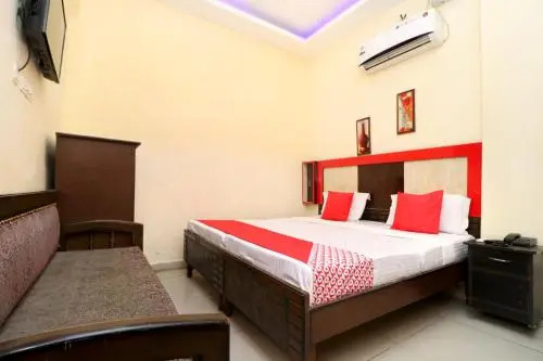 OYO 28225 Hotel Lions Den