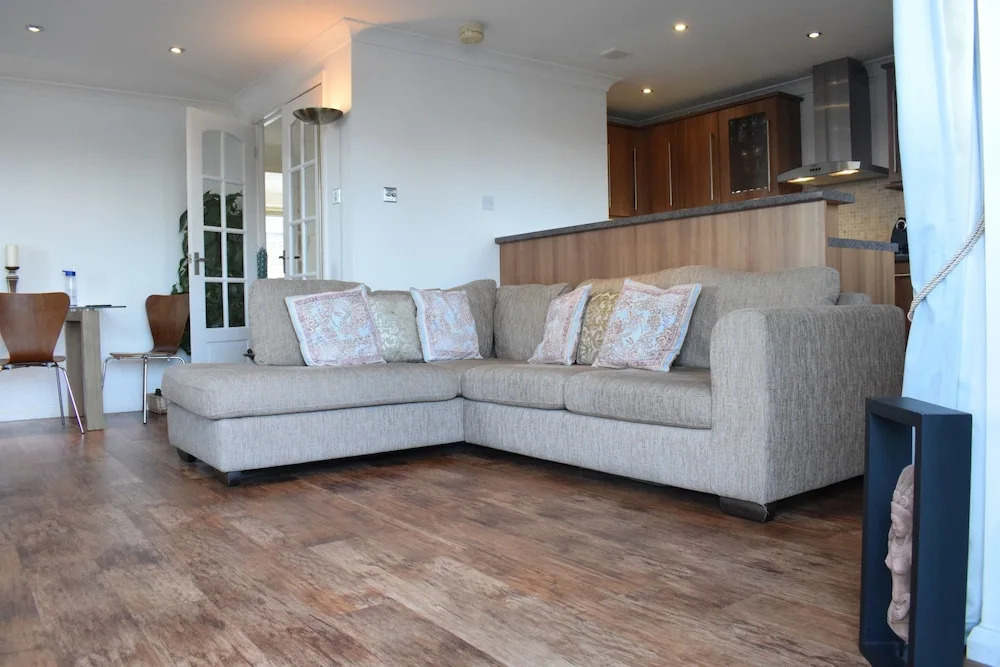 2 Bedroom Apartment With River Views Near Canary Wharf and City