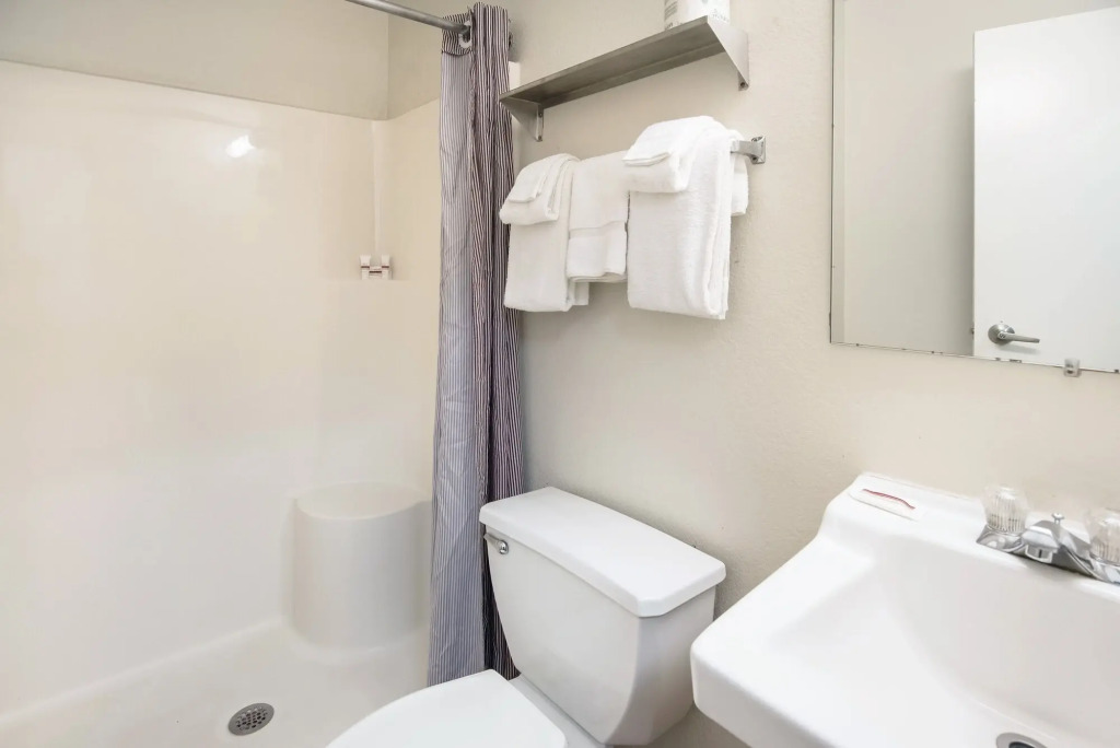 HomeTowne Studios by Red Roof Colorado Springs - Airport