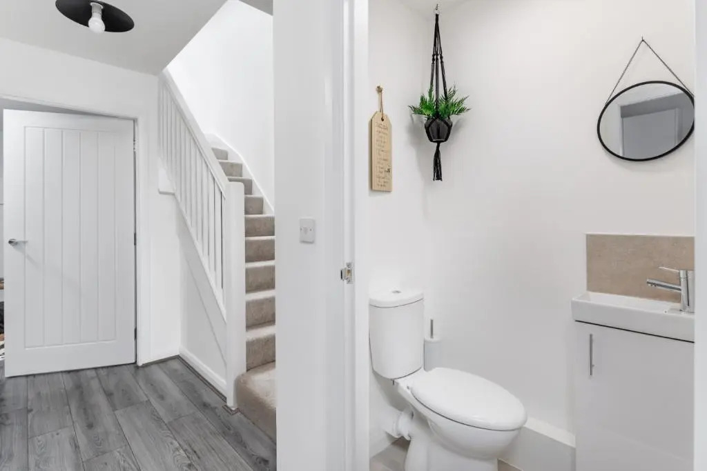 Air Host and Stay - Beautiful new build 3 bedroom house sleeps 5 minutes from LFC 14