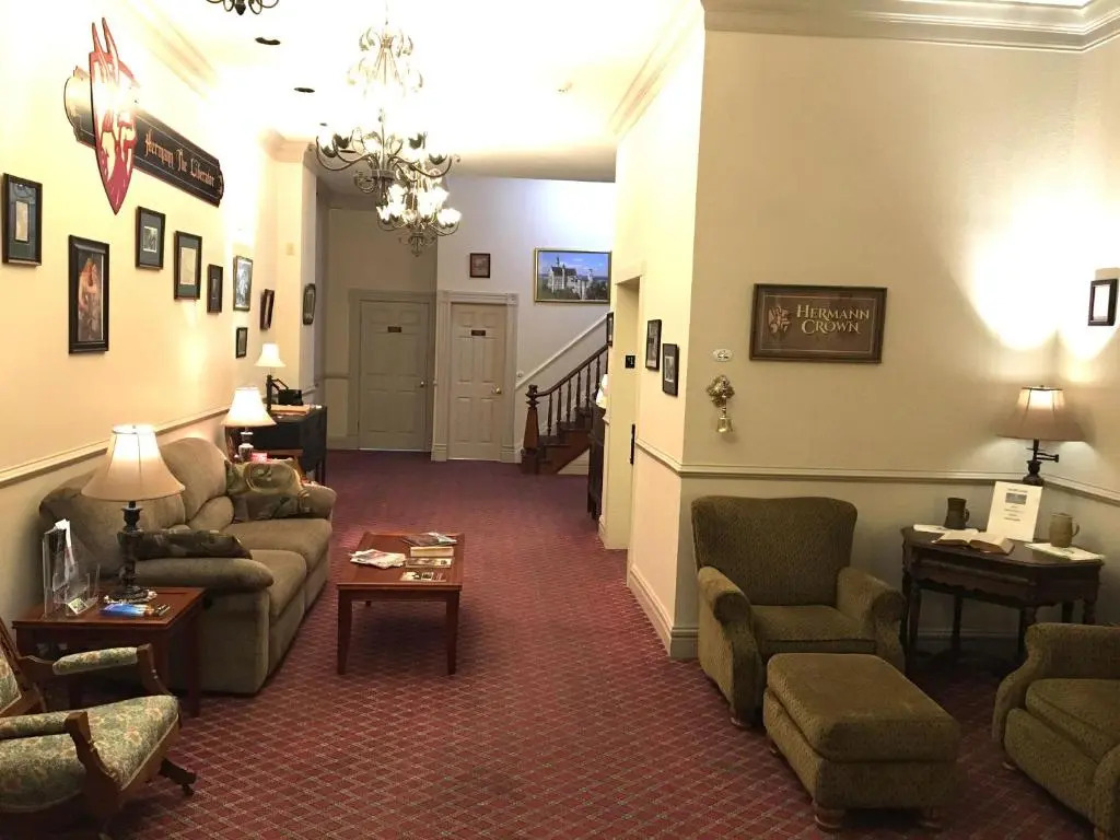 Hermann Crown Suites