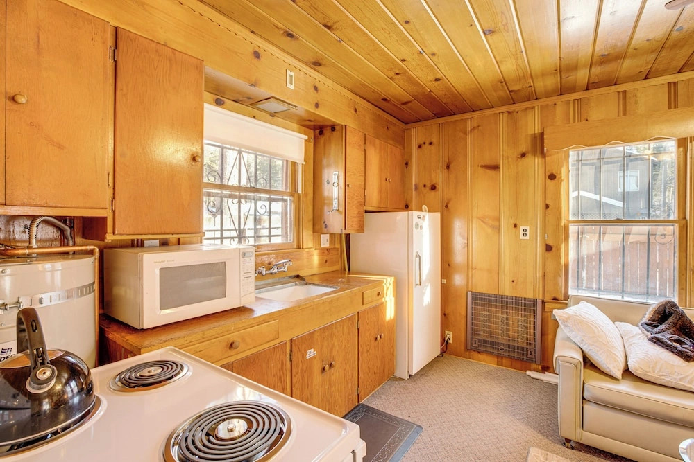 Close to Lake & Heavenly Mtn Resort! Quaint Cabin