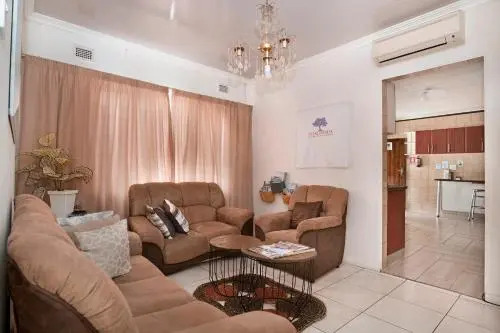 25 Jacaranda Lodge & Backpackers