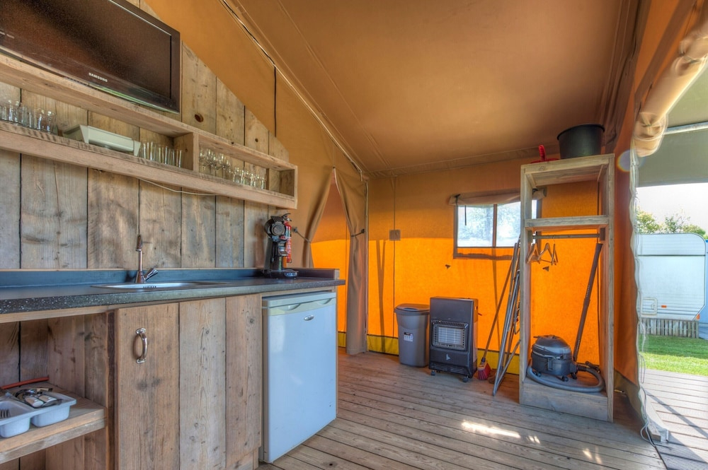 Tent Cabin With Kitchen Near Breda