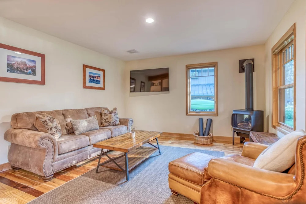 The Settle Inn Riverfront Retreat