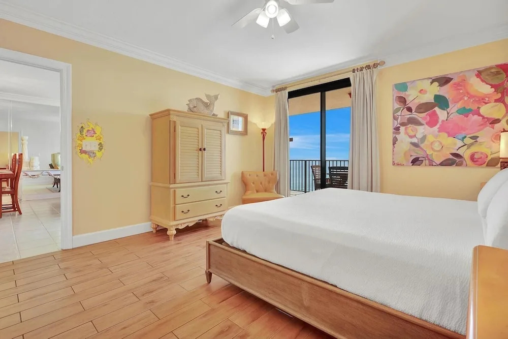 Beachfront Condo w/ View & Pool, Sleeps 8