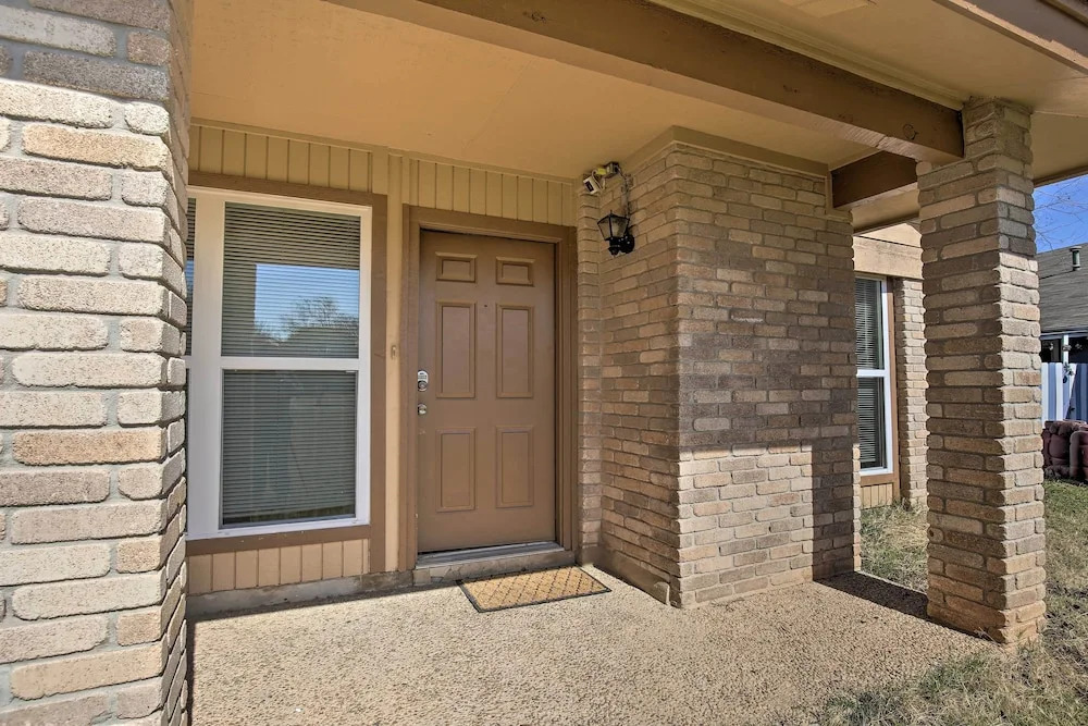 West San Antonio Home w/ Yard: 16 Mi to Dtwn!