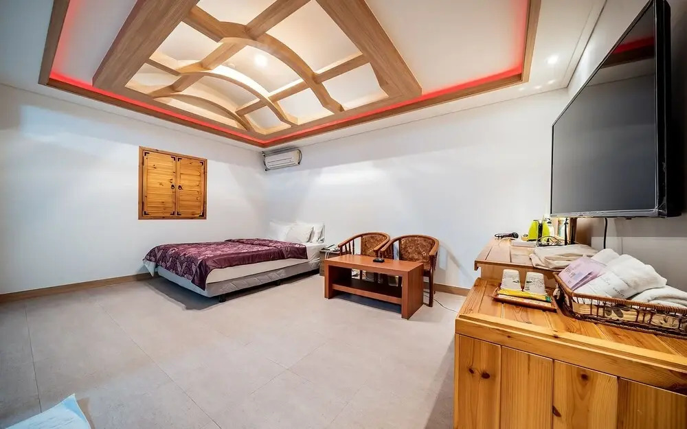 Anseong Hill House