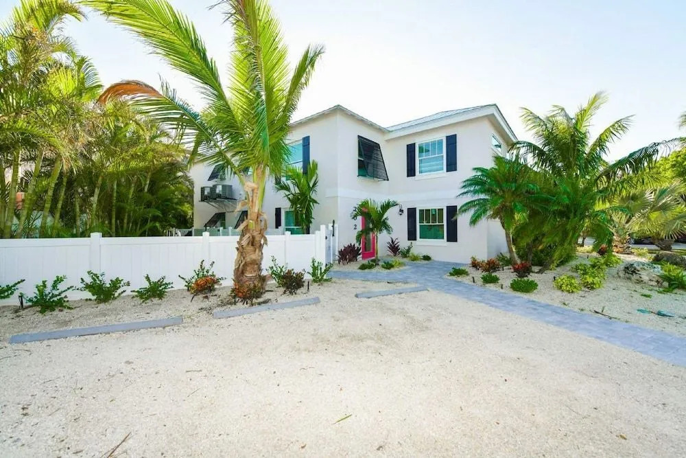 Sea Breeze - Pet Friendly, Located in Siesta Key Village, Steps to Siesta Key Beach