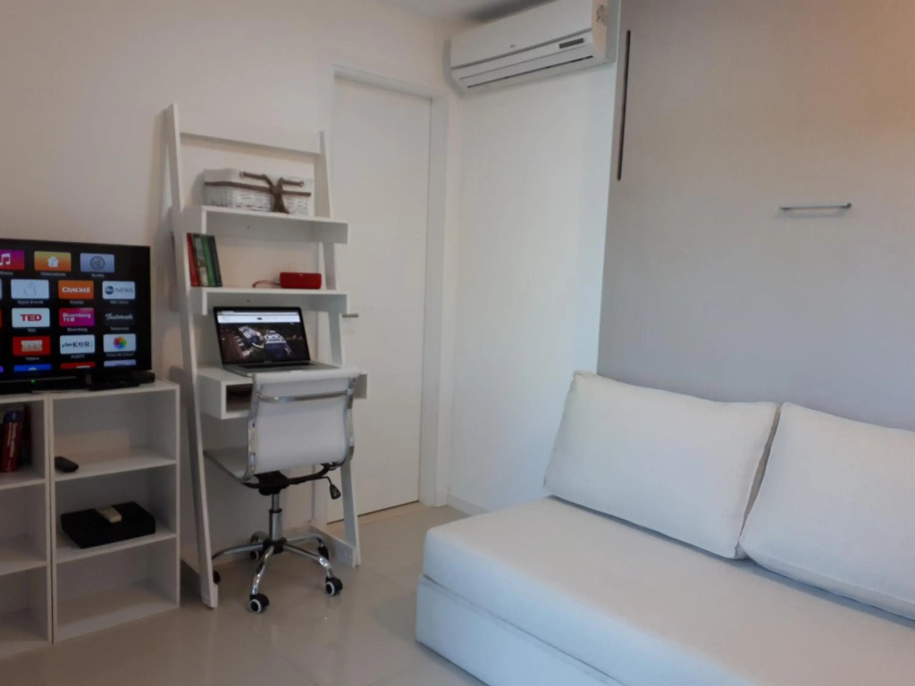 Estudio con parrillero y vista al mar