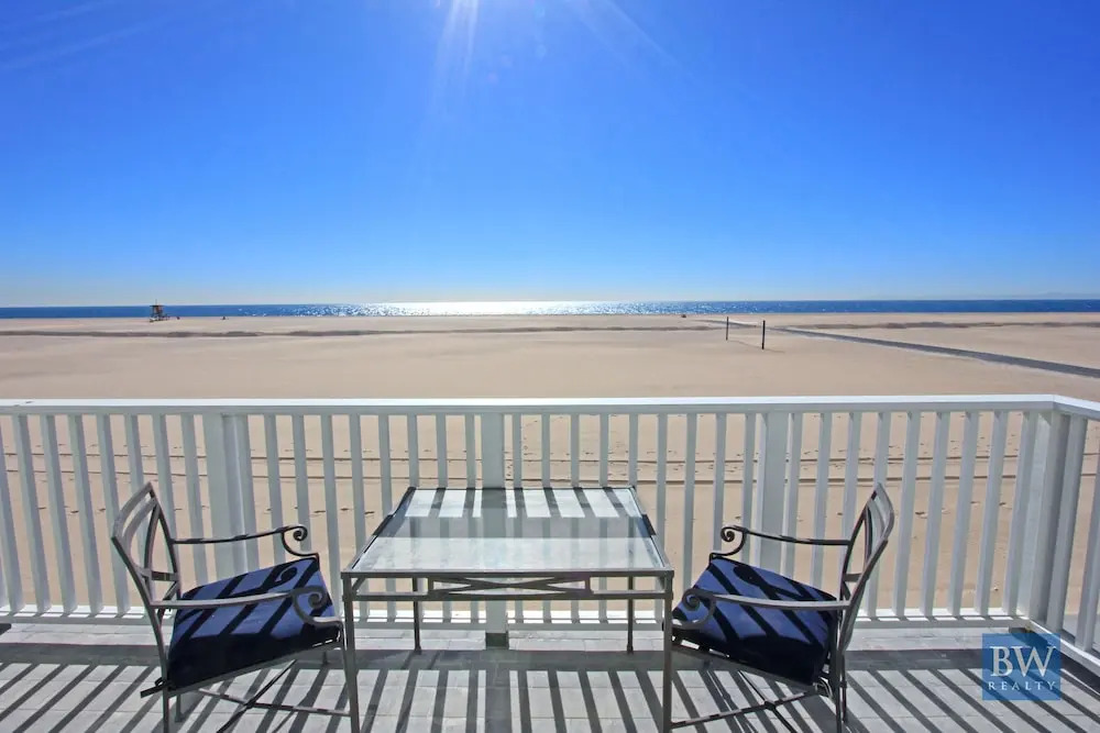 1028 W Ocean Front Lyn 5 Bedroom Home