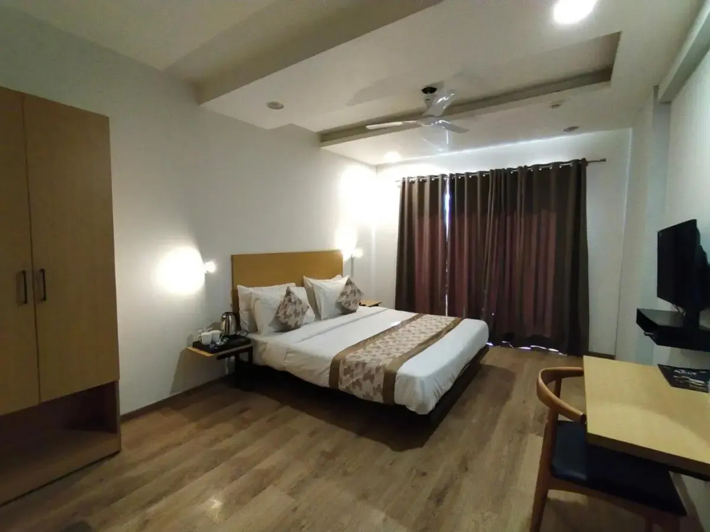Saltstayz Express - Medicity Near Medanta Hospital