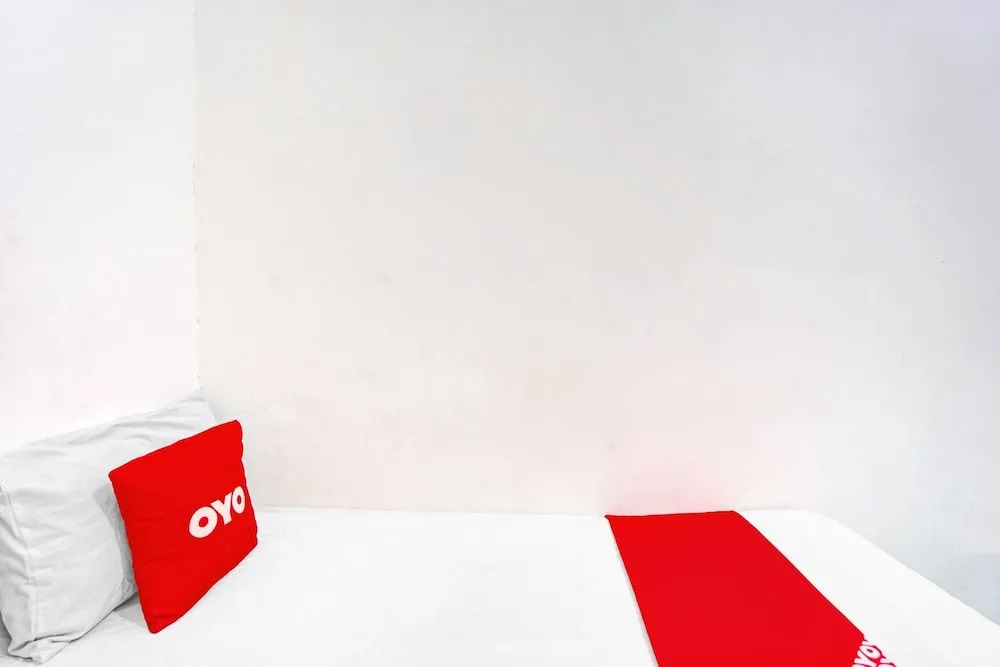 OYO 90790 Royale Nias