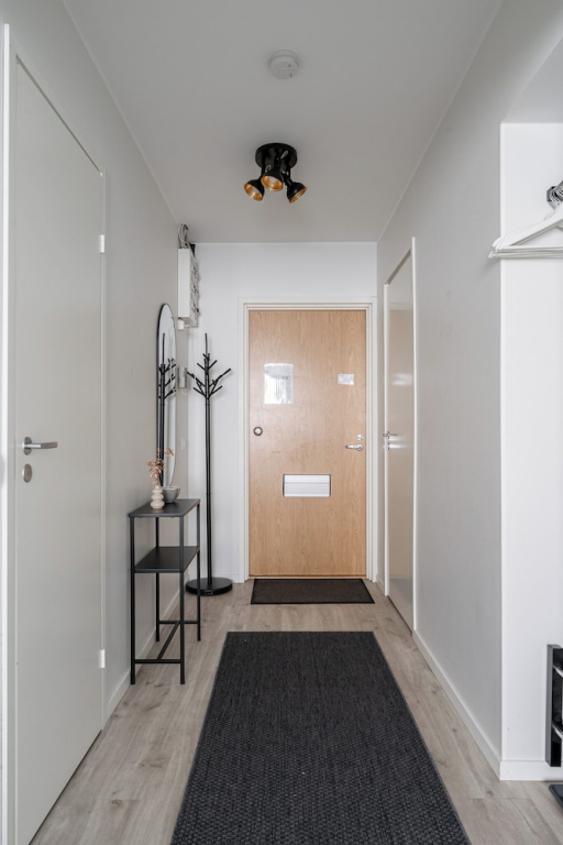 Spacious Downtown Apt with Balcony that Hosts 10