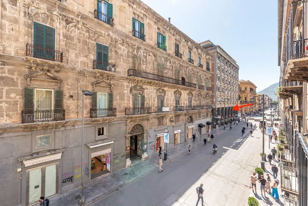 Ruggero City View Apartment by Wonderful Italy
