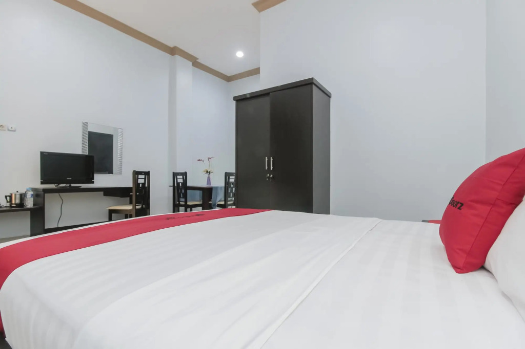 RedDoorz Plus near Mega Town Square