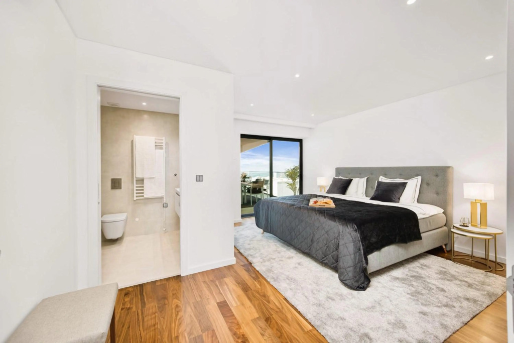 Luxorious Beachside Apartment w Pool & Seaview