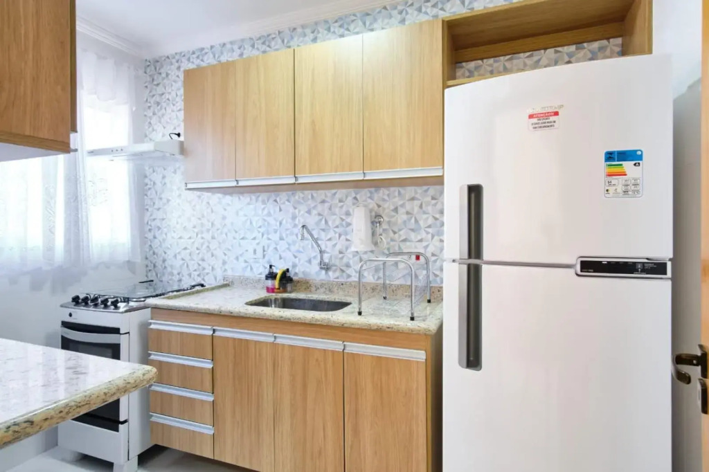 Apartamento com 02 dormitórios bem equipado com Ar condicionado - 100 metros da Praia