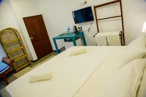 Doors Guest House & Cafe