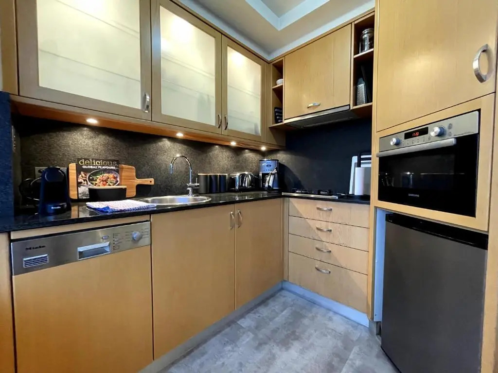 KOZYGURU McMahons Point Amazing Water View Studio + FREE Parking NMP002