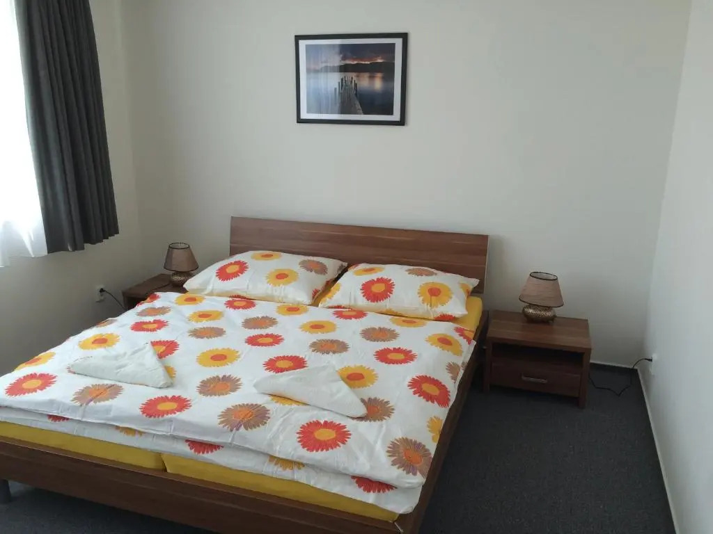 Villa Marcus - rodinný relax 200m od Penzionu Kometa, u jezera s grilem a sdílenou kuchyní
