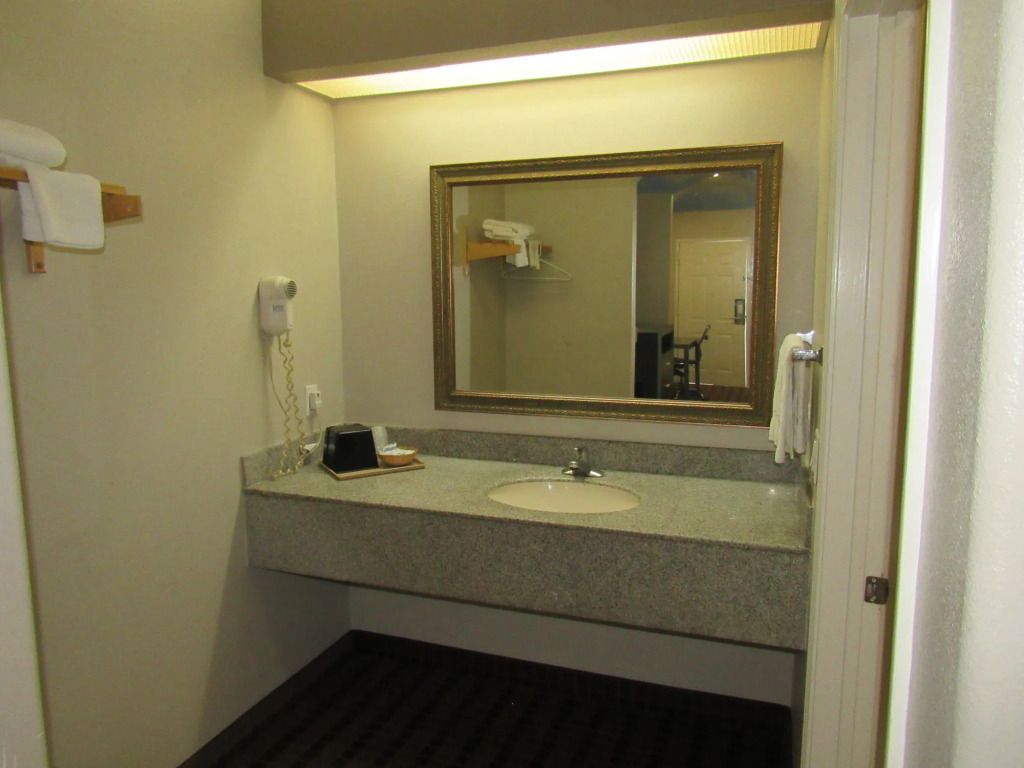 Camelot Inn & Suites Highway 290 NW Freeway