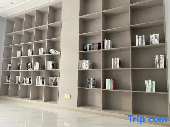 Yijia Light Luxury Hotel (Shanghai Fengxian South Bridge)
