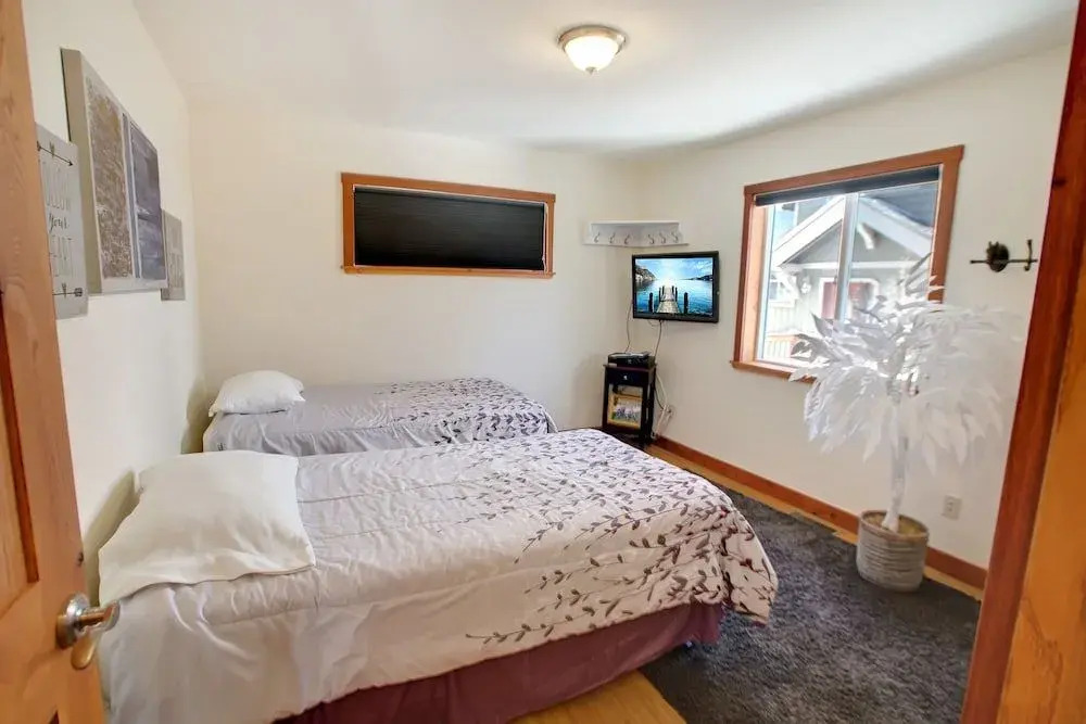 42639 Alta Vista Ave Cabin by RedAwning