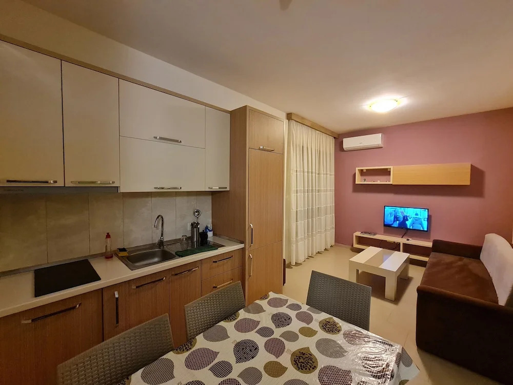 2-bedroom, Sleeps 4, Free Parking