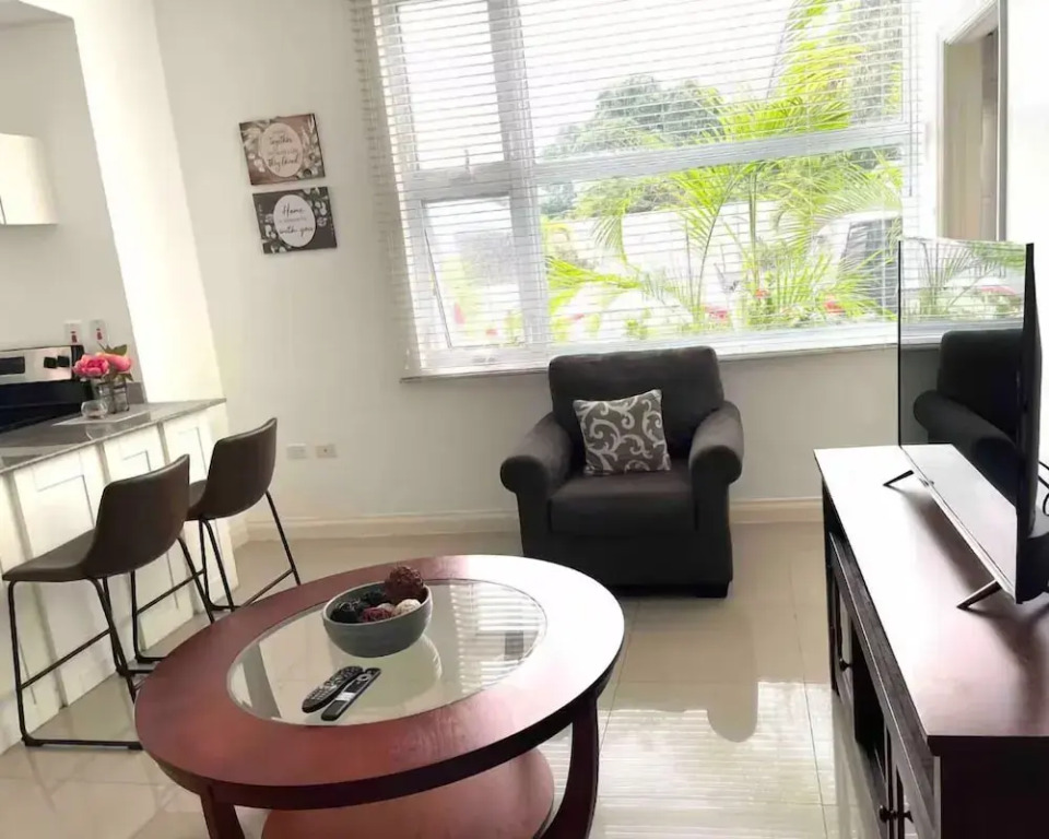 Modern 1BR Condo in Kingston