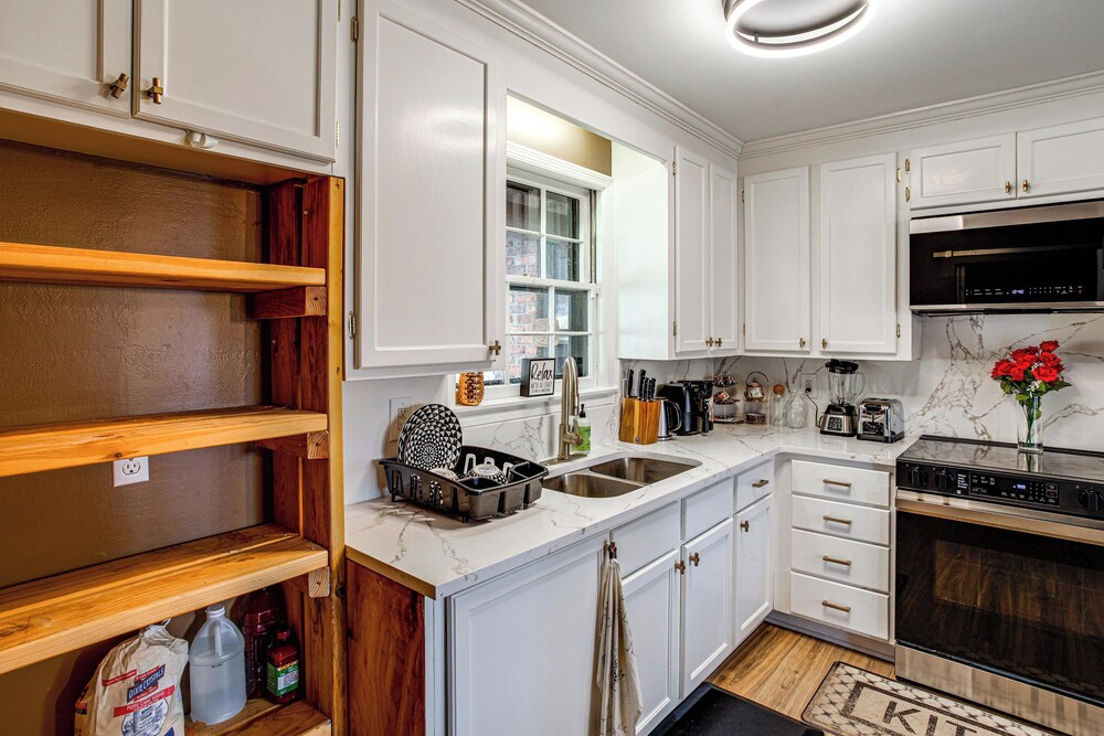 6 Mi to Lake Murray! Pet-friendly Haven w/ Yard