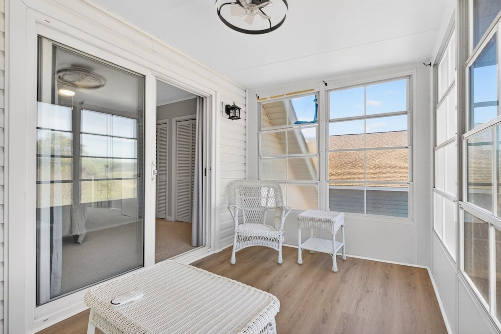 Luna By The Sea / 238 Brunswick Ave West 3 Bedroom Home