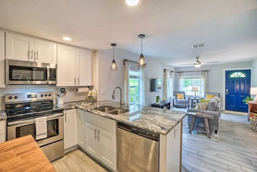 Central Point Tampa Home W/ Outdoor Lounge!