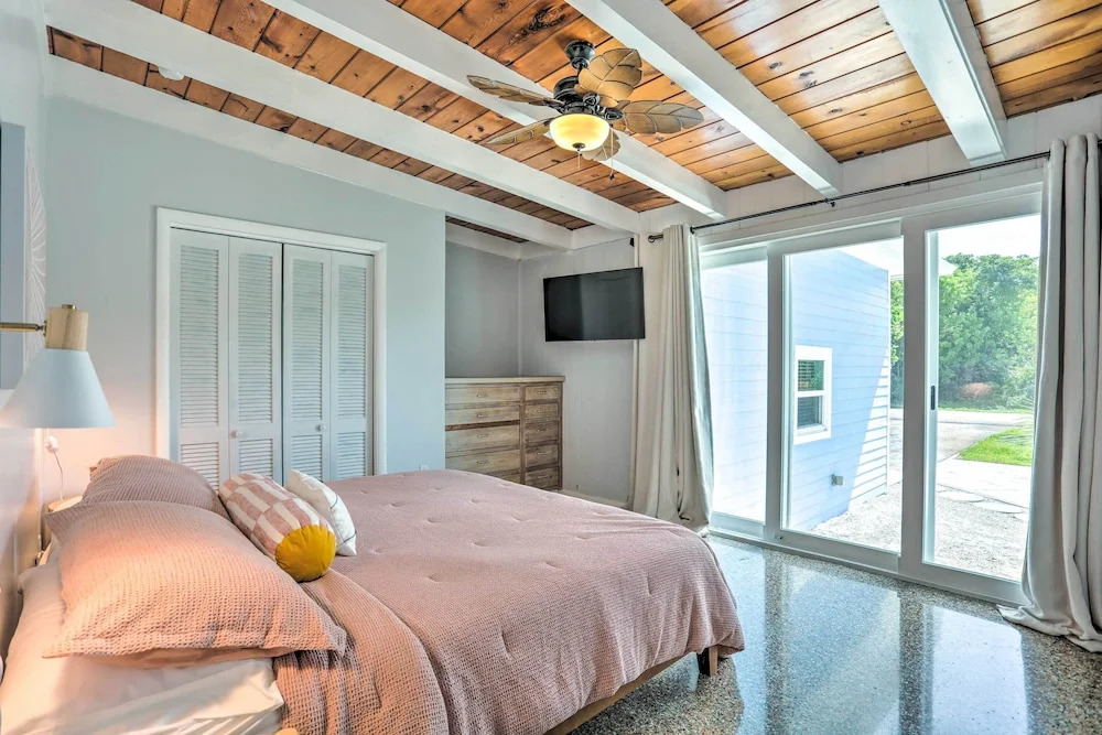 Hutchinson Island Cottage: Steps to the Beach