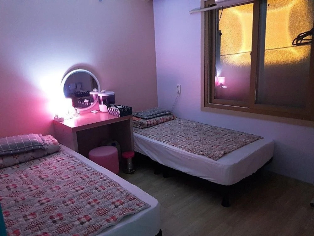 Across the Street Guesthouse - Hostel