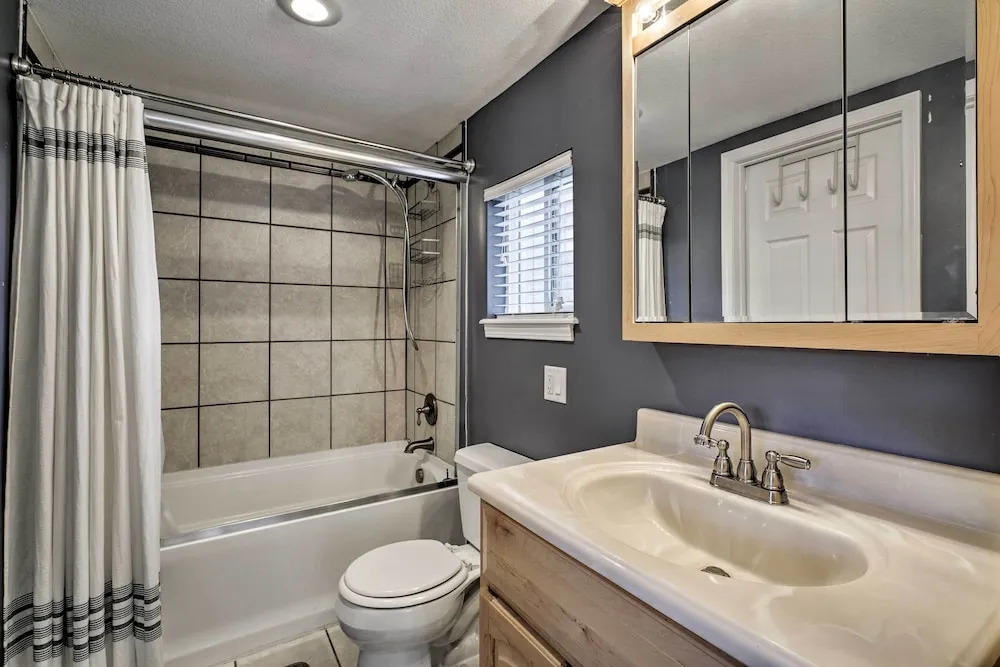 Family Fun! Lakeside Gem + Dock in Sunrise Beach
