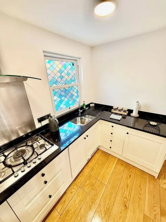 2 Bed House - Sleeps 4 - Parking - Wifi